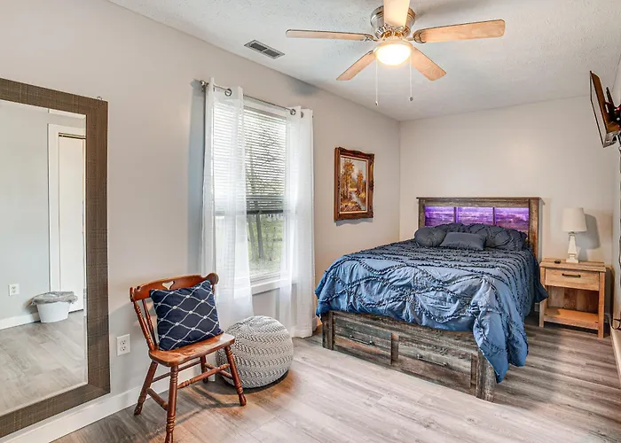 Cozy Illinois Retreat W/ Gym & River Views! *