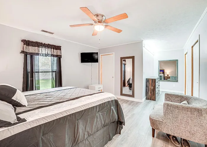Cozy Illinois Retreat W/ Gym & River Views! * Chillicothe